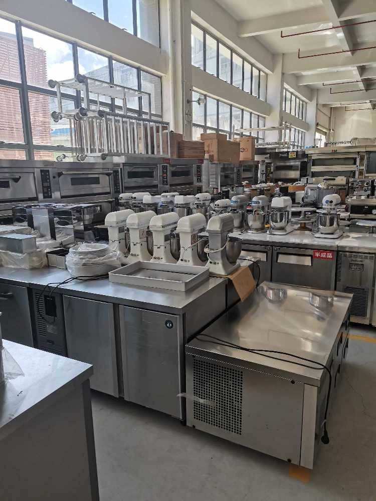 常年回收不銹鋼工作臺(tái)，水池，灶臺(tái)，冷藏柜