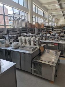 常年回收不銹鋼工作臺(tái)，水池，灶臺(tái)，冷藏柜